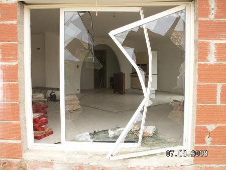 et une baie vitr�e d�fonc�e