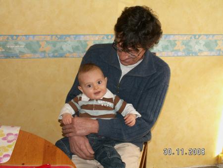 on est bien sur les genoux de papi